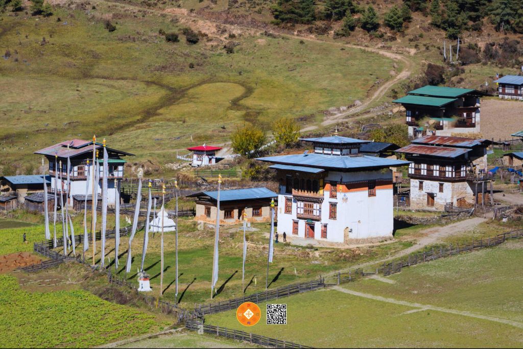 A L Λ Y Λ @Traveling | top attractions wangdue phobjikha Nyelung Dechenling Lhakhang Temple 2 1.jpg 1 | Discover Bhutan. Rediscover Yourself. Top Attractions in Phobjikha Valley Bhutan – Khewang Lhakhang